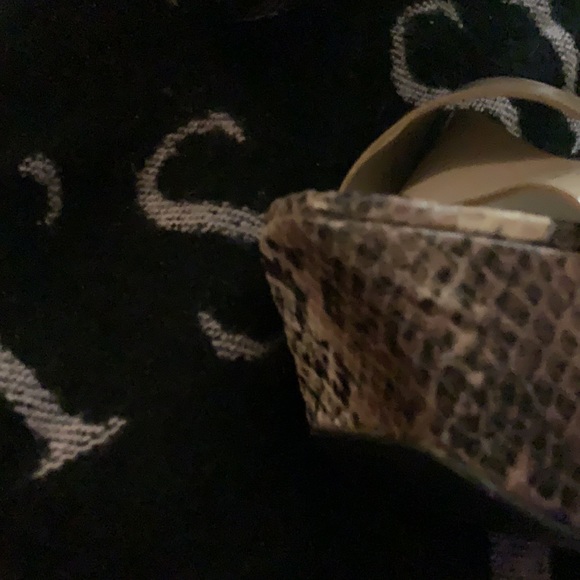 JS BY JESSICA SIMPSON SIZE 8.5 PLATFORM HERL HIGH WITH PATENT STAPS SNAKE EMBOSS - Picture 16 of 16